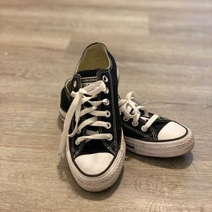 Black converse All Star.